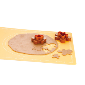 Kagemand udstikker form til sm� kagem�nd